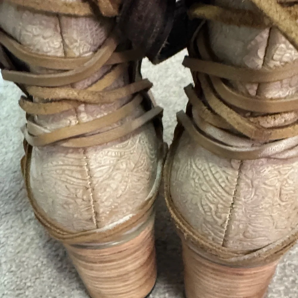 Freebird by Steven Cream Lace Up Boots - Picture 4 of 5